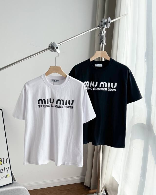 供 Miumiu 缪缪 25Ss 标语字母Logo印花图案短袖T恤 面料采用高克重280G重精梳棉，定制1:1螺纹， 面料舒适亲肤无异感，定制定染面料，纺织密度