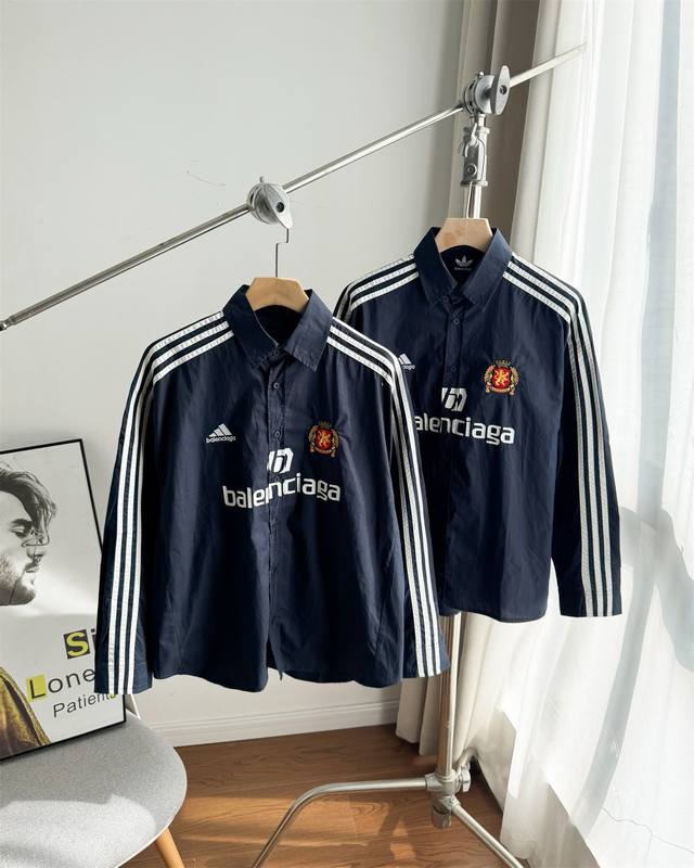 供 2025新款Balenciagaadidas巴黎世家联名阿迪达斯三道杠徽标Logo休闲情侣长袖衬衫，采用爽滑面料，体感更舒服，定位裁剪，衬衫対格，费时又废料