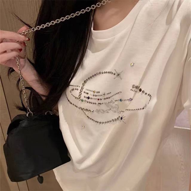 上新 西太后 土星星球彩钻T～ 重工彩钻设计 双色选！！ 颜色：黑色白色 码数：Sml S码推荐： 80~100 M码推荐：100～115 L 码推荐： 115