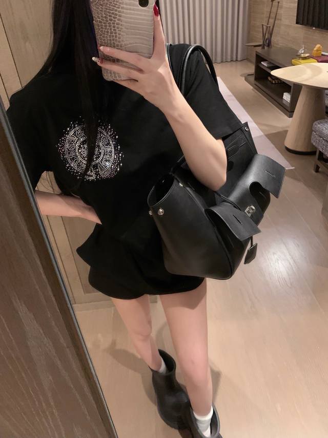 上新 Chro* Hearts 克罗心 25Ss烫钻马蹄印T～ 颜色：黑色 白色 码数：Sml S码推荐： 80~100 M码推荐：100～115 L 码推荐：