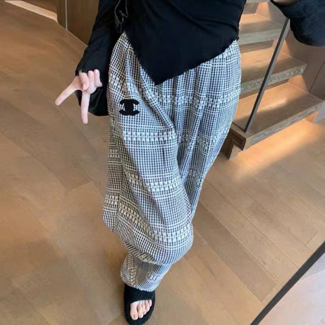 上新 小香 古着限定刺绣Logo复古格纹阔腿直筒裤 颜色：灰色 码数：Sml S码推荐： 80~100 M码推荐：100～115 L 码推荐： 115～135