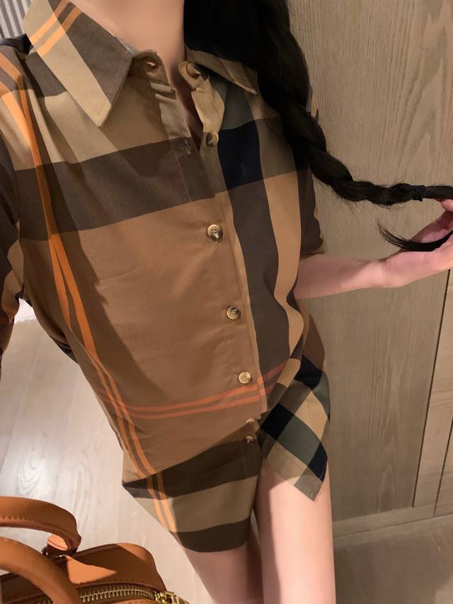 上新 Burberr* 巴宝莉 网红格子衬衫连衣裙 女孩福音来哇～ B家经典格纹元素 是那种艺术系学姐的气质感 复古又文艺 明媚且张扬！ 颜色：卡其 码数：Sm