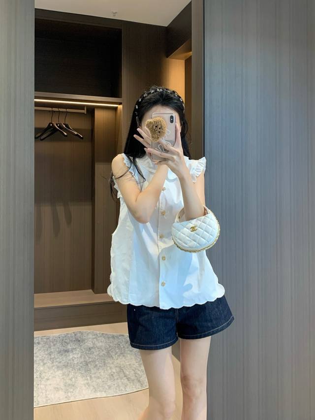上新 Chane* 小香 25新款中古风娃娃领短袖衬衫 爆单系列款 气质女神必入 订制荷叶边装饰 满满的高级感 利落剪裁 曲边开衩设计 甜美优雅气质 永恒经典是