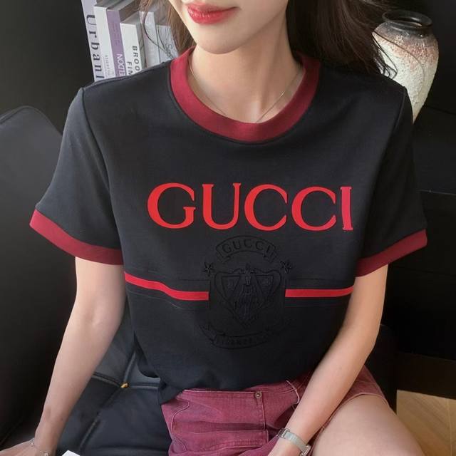 上新 Gucci古驰新款撞色硅胶字母Logo短款T恤 今日遛弯穿搭随便穿都好看的Tee～ 胸前采用立体硅胶植绒图案 不是普通印花哦 精梳纯棉260G面料 上身软