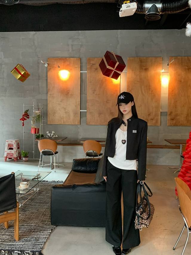三标齐全 缪缪Miumiu 复古甜酷辣妹风黑色立领短款外套修身显瘦因为采用微微垫肩的设计，上身效果显的头敲小而且特别显瘦立领设计加上短上衣穿在身上满满的高级感