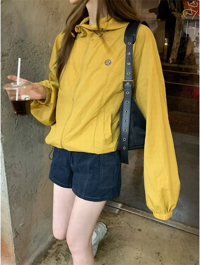 Lululemon 露露乐檬 亮黄吸睛 Lululemon 短款防晒冲锋衣 Lululemon 女生专属单品来袭！亮眼黄色短款冲锋衣，融合棒球服潮流基因，利落剪