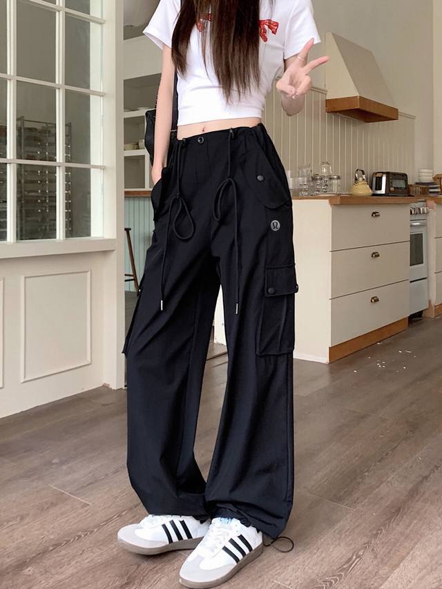 露露Lululemon工装裤休闲裤女夏季新款高腰宽松阔腿裤直筒裤大口袋高个子裤子 高腰设计能够拉长你的身形比例，使你看起来更加高挑迷人。宽松的阔腿设计，让你在运