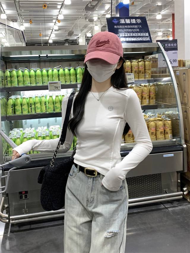 Lululemon露露家长袖紧身T恤女 正肩修身鱼骨锦纶防晒瑜伽服外套 上衣，是一款非常适合运动爱好者的衣服。它采用高质量的面料制作，具有非常好的透气性和吸汗性