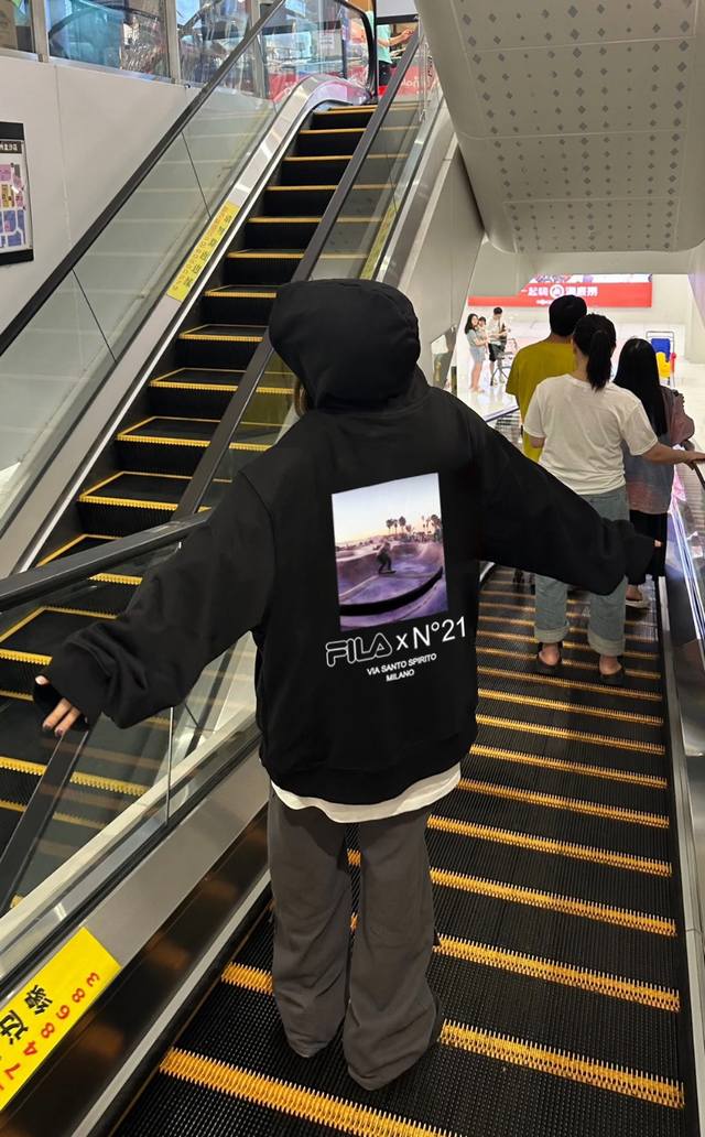Fila斐乐美式印花春季连帽卫衣 本款采用新疆华棉面料，不起球不褪色不变形，质量超级好，柔软的让你爱不释手，布料挺实，绝对厚实，打底单穿都是百搭，绝绝子百搭！