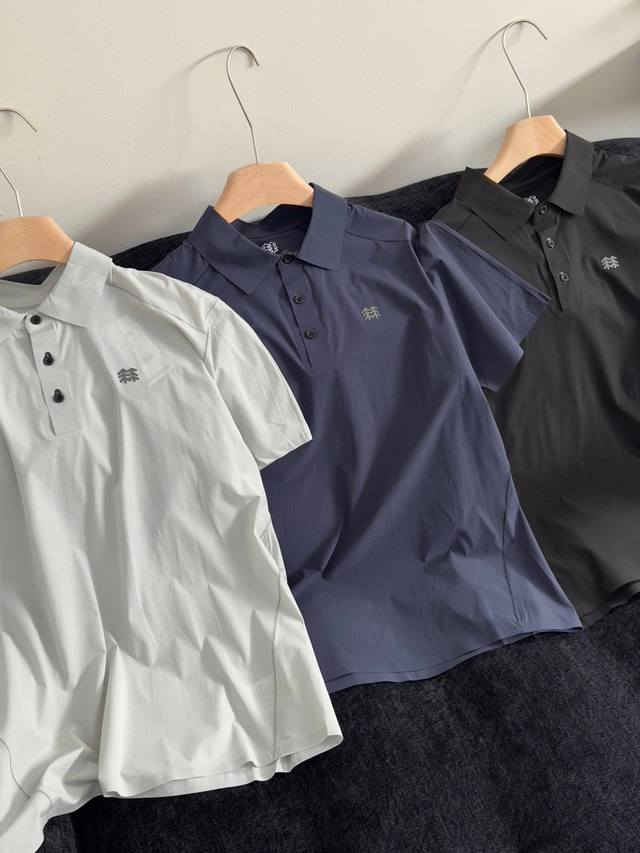 可隆夏季三色速干Polo短袖！休闲商务高档打造！运动户外轻松驾驭！精湛的工艺，高定的面料！无缝拼接技术，激光打孔设计！立体暗黑树木Logo，黑科技元素满满！精工