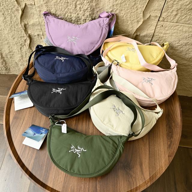 上新， Arc'teryx 始祖鸟刺绣 百搭 单肩挎包 男女 同款 防水 轻便斜挎收纳铰子包 非常适合日常轻装出行， 这款小包非常简约、轻盈 便捷，其容量设计恰