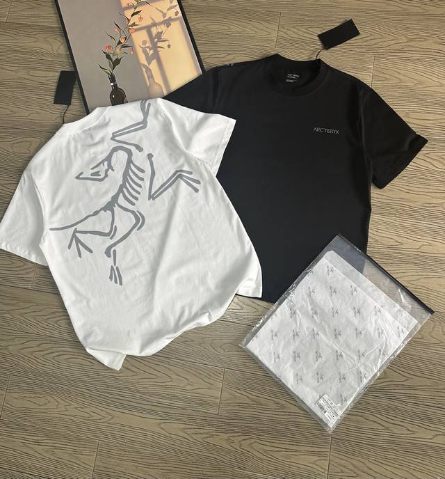高品质始祖鸟 Arc'teryx 24Ss 新款印花后背大鸟Logo宽松男女同款圆领纯棉短袖T恤 宽松版型330G全棉精梳棉！！！ 颜色： 黑色-白色 尺码M-