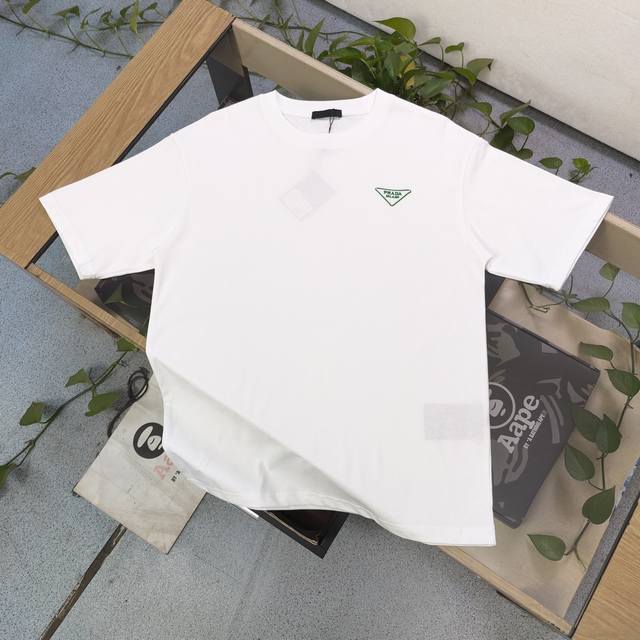 特价 黑色S1 M4 款号：Qypa04 高版本 春夏新款Prada普拉达简约刺绣小标Logo图案绣花休闲情侣宽松短袖T恤，独一无二的活性环保面料染色，32支双