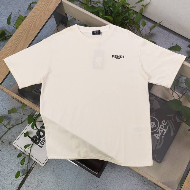 特价 白色Xs3 S3 款号：Qyfd02 高版本 新款Fendi芬迪简约3D字母Logo印花休闲情侣宽松短袖T恤，独一无二的活性环保面料染色，32支双纱精梳纯