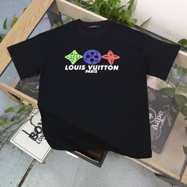 特价 黑色M2 L1 款号：Zscx2312A 高版本 新款Louis Vuitton路易威登Lv胸前经典四叶草图案Logo印花休闲情侣宽松短袖T恤，独一无二的