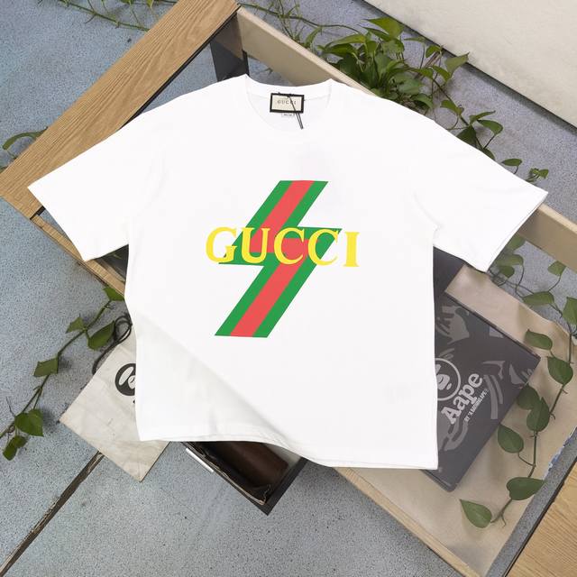 特价 黑色：S1 M1， 春夏新款Gucci古驰经典大闪电字母图案Logo印花休闲情侣宽松短袖T恤，Oversize宽松版型，独一无二的活性环保面料染色，32支