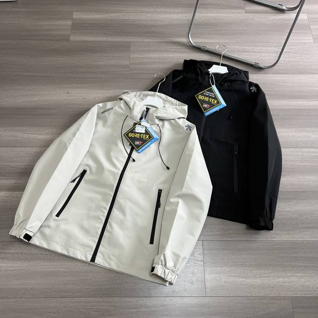 迪桑特 Descente 春秋新品 防风防水透气轻量硬壳冲锋衣 男女同款 产品特性： 防风雨，防静电，抗撕耐磨！ 做到了即轻量，又具备很好的三防效果， 轻松应对