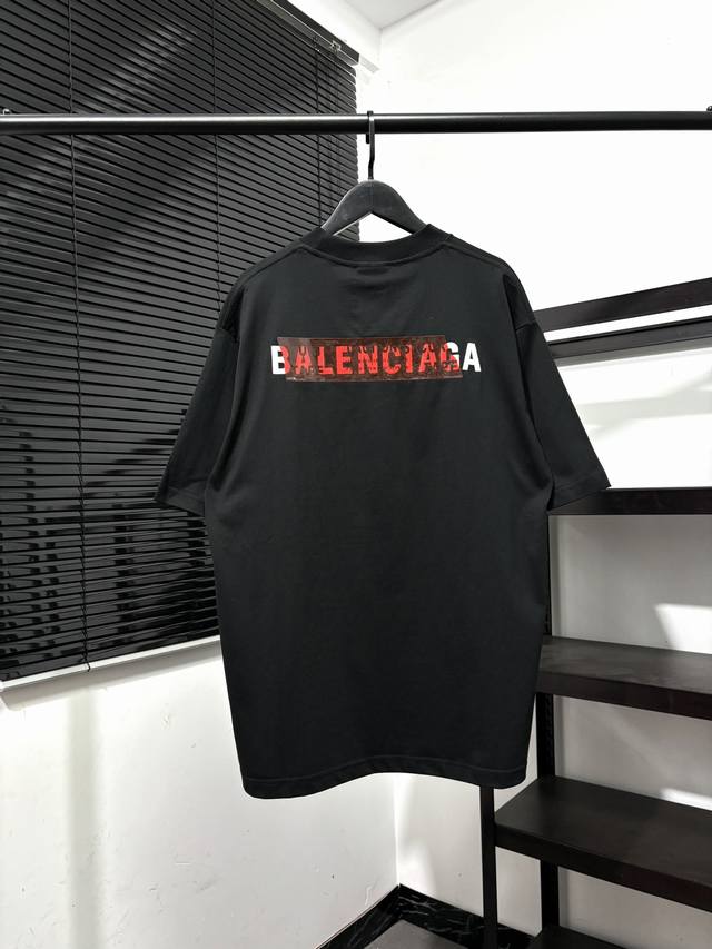 巴黎世家 Balenciaga男女同款胸前背后经典胶带刺绣短袖T恤！此款尺码偏大，最小Xs穿到 斤左右！最大穿到200多斤！巴黎胶条字母刺绣短袖！ 巴黎世家Ba