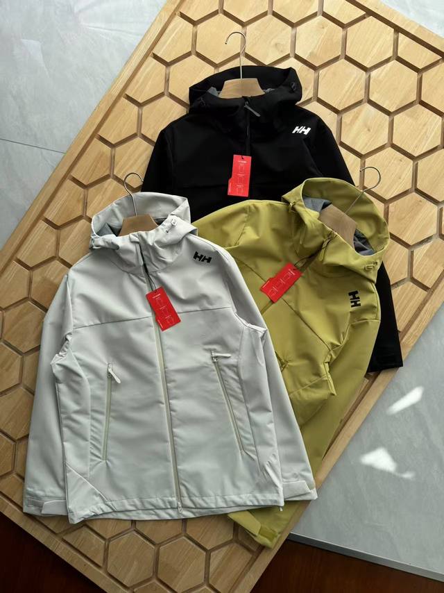 上新 海丽汉森男女同款拼接运动夹克冲锋衣登山服外套。难得一遇的好货！闭眼入！错过不再有这款Trino采用了防风防水透气的Gore Windstopper面料与透