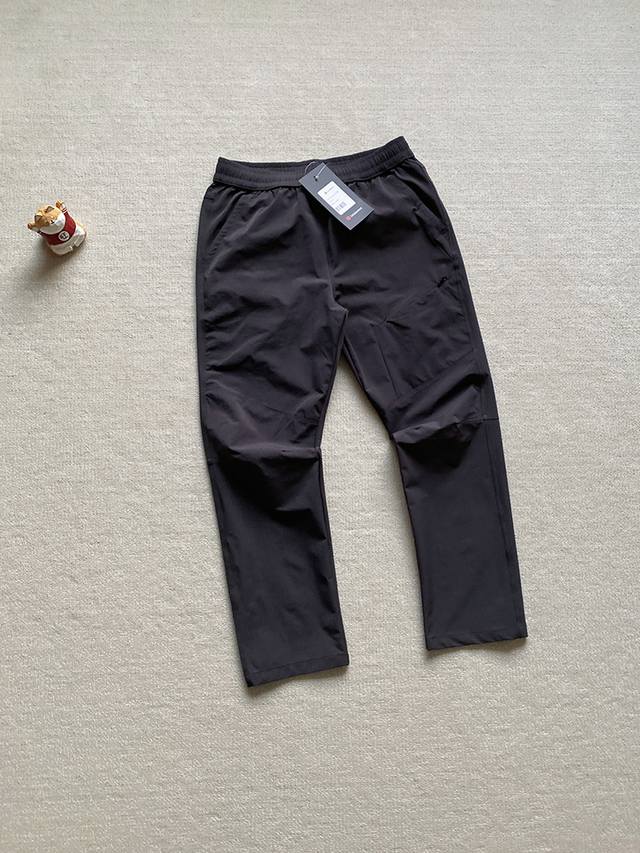 报单款号04022。 Lululemon 露露乐檬 25Ss全新春款系列男士休闲裤 线上1200+ 旗舰5个颜色，我们带来黑色，灰色！ 今年的春季主打款！露露的