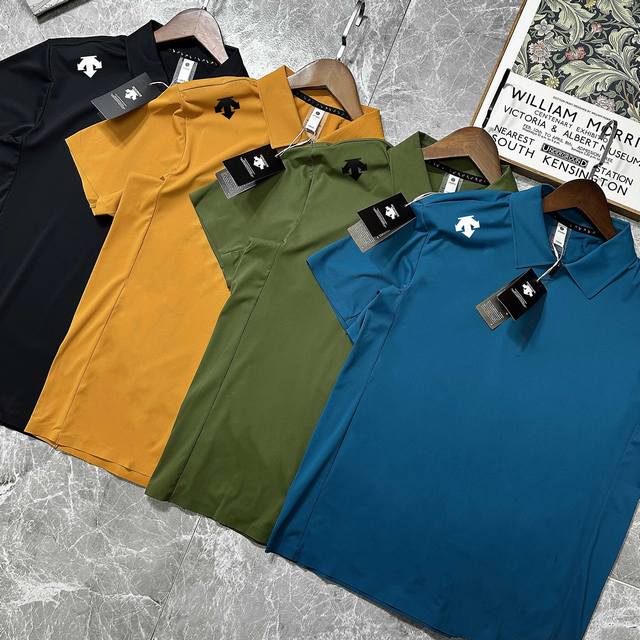 Descentegolf 迪桑特Field系列短袖Polo衫25夏季新品 采用质感针织面料制成的短袖Polo衫，面料四面回弹，表面珠地微肌理组织，不易变形，轻质