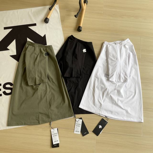 细节图 品质强推Descente 迪桑特三色专柜同款科技棉感贴服绵柔圆领T恤短袖上衣 手感柔而有棉质感，立体硅胶Logo标 吸湿性超强，整体设计简练低调奢华 D