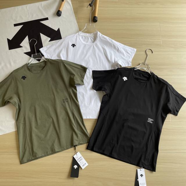 主图 品质强推Descente 迪桑特三色专柜同款科技棉感贴服绵柔圆领T恤短袖上衣 手感柔而有棉质感，立体硅胶Logo标 吸湿性超强，整体设计简练低调奢华 De