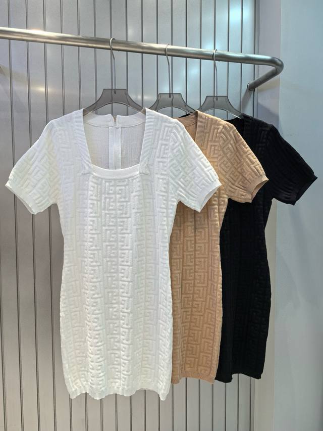 Balmain 巴尔曼老花提花背面拉链方领短袖针织连衣裙 款号：25670104050 颜色：白色 咖色 黑色 尺码：均码 80-125斤