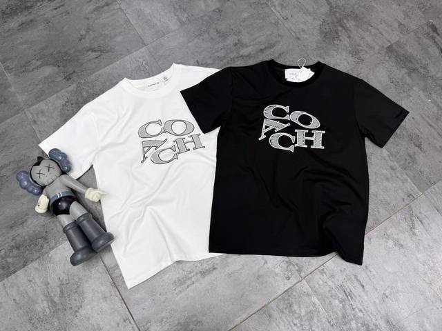 加厚面料Coach 官网图 25年新款早春简约字母情侣短袖 奥莱版本旗舰店官方在售大几百. 非常简单的一款T恤 上身简约大气 必入款 整件T恤的图案布局非常简单