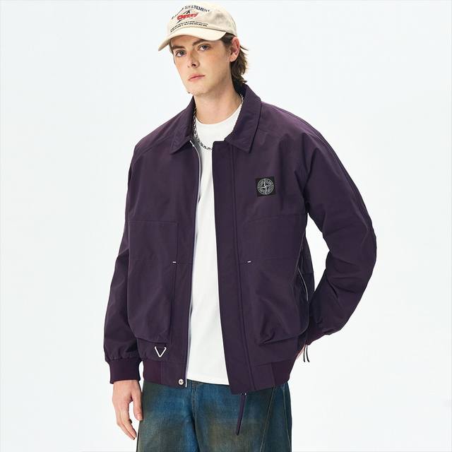 上新 。 Stone Island 石头岛 专柜同步发售森系方领户外运动冲锋衣夹克外套 采用高品质原单面料，防水防风设计胸前个性立体工装口袋设计，户外休闲运动更
