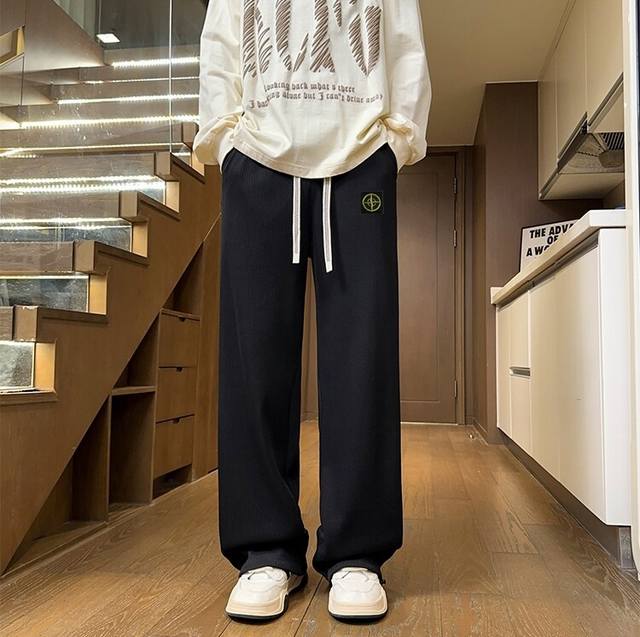 Stone Island 石头岛新款小贴标设计直筒纯色面料拖地裤情侣卫裤运动裤 打破常规 不一样的穿搭，营造浓郁的未来科技感 紧追潮流，宽松版型 可以有效修饰腿