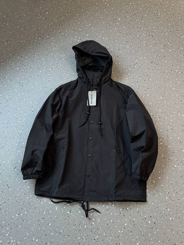 Balenciaga 巴黎世家 25Ss 经典款后背印花连帽立领冲锋衣 官网同步 面料采用复合冲锋衣专业面料原版一致 加三防涂层工艺 防水必备 多层复合工艺 还
