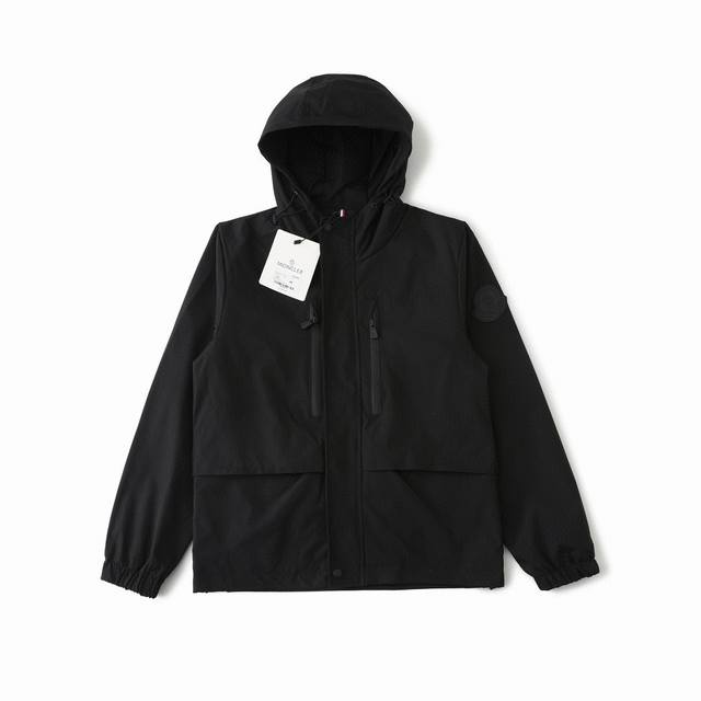 顶级复刻 Moncler 蒙口25Ss新款黑武士黑标双拉链压胶连帽外套风衣夹克 男女同款 面料：原版定制再生尼龙面料，防水抗风，柔软的内衬胆布上身更加舒适，立体