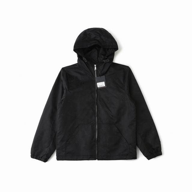 顶级复刻 官网同步 Louis Vuitton 路易威登Lv遛狗暗纹提花连帽外套风衣夹克 男女同款 官网同步 采用50D锦纶牛津纺提花面料，纱线采用三角有光长丝