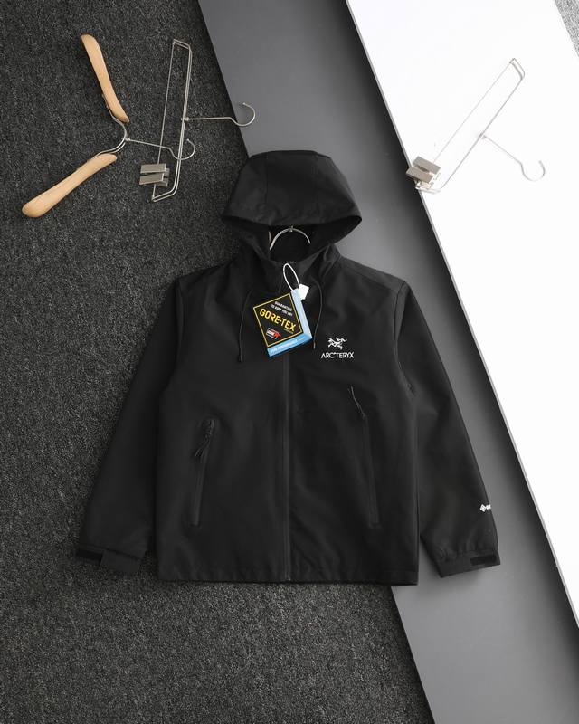 高品质 Arcteryx 始祖鸟春秋新款户外连帽夹克冲锋衣防水防风外套 彰显独特风采 潮人出街魅力无限，男女同款百搭外套！ 面料：采用最新科技复合防水面料，增加