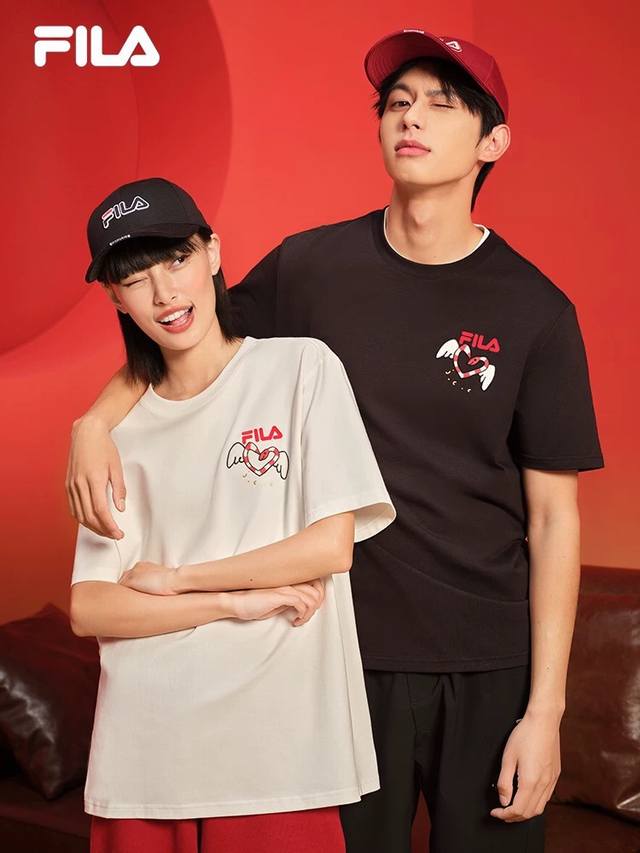 易烊千玺同款 Fila叕运蛇斐乐男女情侣款新年红短袖体恤2025夏新款！ 灵蛇添福，好运连连，以灵蛇为创意塑造爱心形态的“叕运蛇”形象，象征好事成双、蛇来福到的