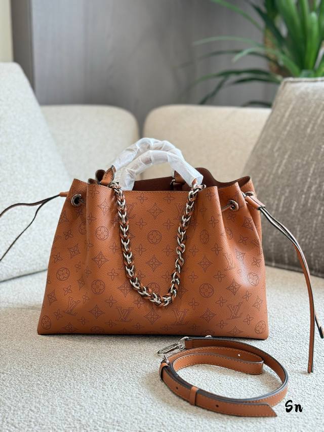 Louis Vuitton 路易威登Bella经典老 Louis Vuitton 路易威登Bella经典老花Mahina穿孔小牛皮抽绳包水桶包托特包购物袋手提单