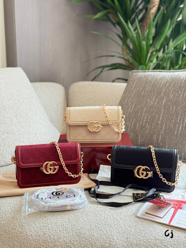 Guccigo系列全新来袭四色可选 Guccigo系列专为运动而生。这款肩背包以精致而轻盈的Gg帆布匠心打造，配以雅致的链带，为2025春夏系列再添亮眼力作。其