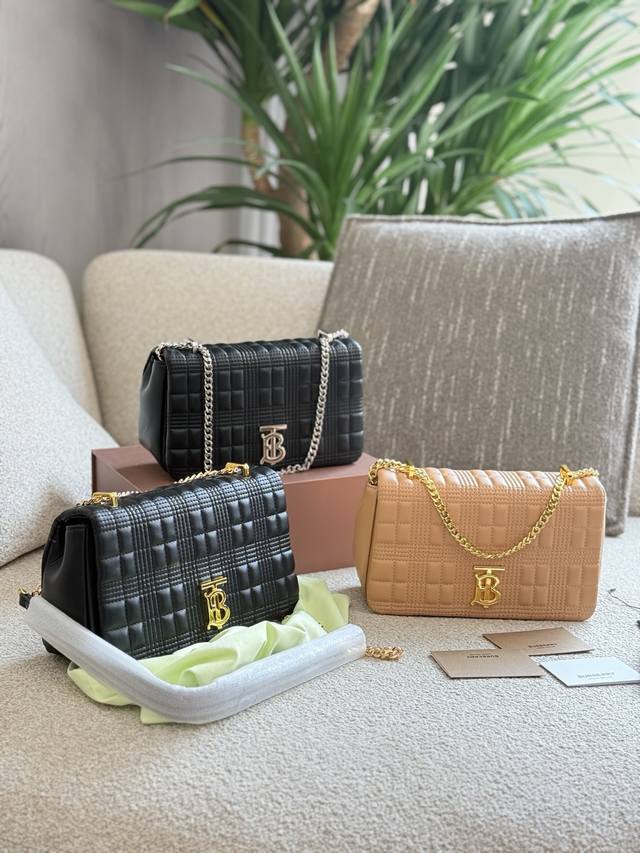 就说这Burberry你忍的住 Burberry罗纳包精致别致时 装秀款属于低调简洁又有一些小正式的类型给人一种不羁少女的感觉 自由又潇洒. 单肩斜挎都好看 经
