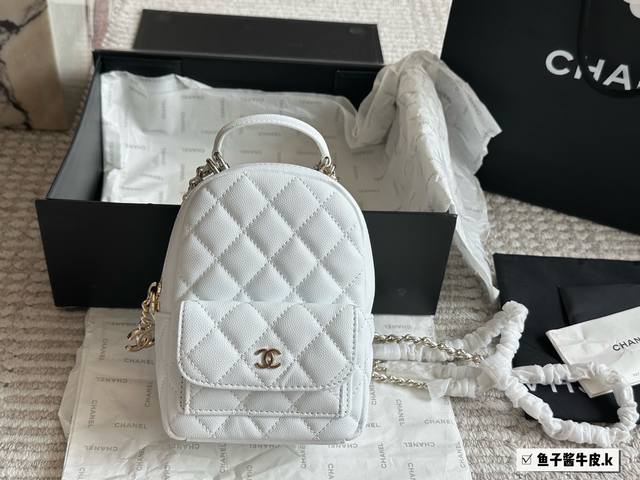 牛皮 升级版 Size：13*18Cm 配盒 小香家 24C新款双肩包 这季炒鸡可爱的小双肩 ！看着很小容量还挺大背法也有很多种非常 Nice 黑色荔枝牛皮简直