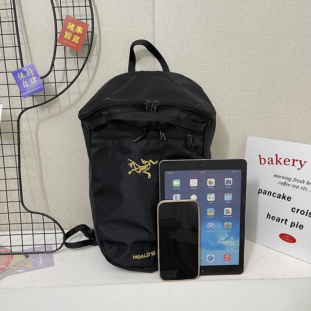 上新！ Arcteryx Heliad 10L始祖鸟休闲双肩包背包 最近博主们人手一个的始祖鸟书包，“中年三宝”始祖鸟双肩包。 超级轻量！！背上跟没背一样！ 不