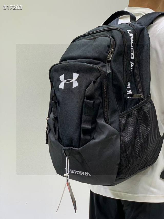 上新！！ 出口订单 安德玛砖柜款休闲双肩包背包 安德玛 Under Armour 双肩包背包 书包 地地道道原的单货！出口外国订单！！国外柜专在售500+以上！