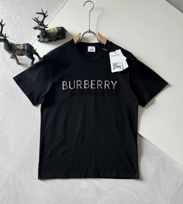 高品质 Burberry 巴宝莉3D暗纹压花立体浮雕格纹拼色新款T桖， 25Ss春夏新品，官方旗舰店同步开售，胸前字母Loog拼色用B家经典拼色设计，采用3D暗