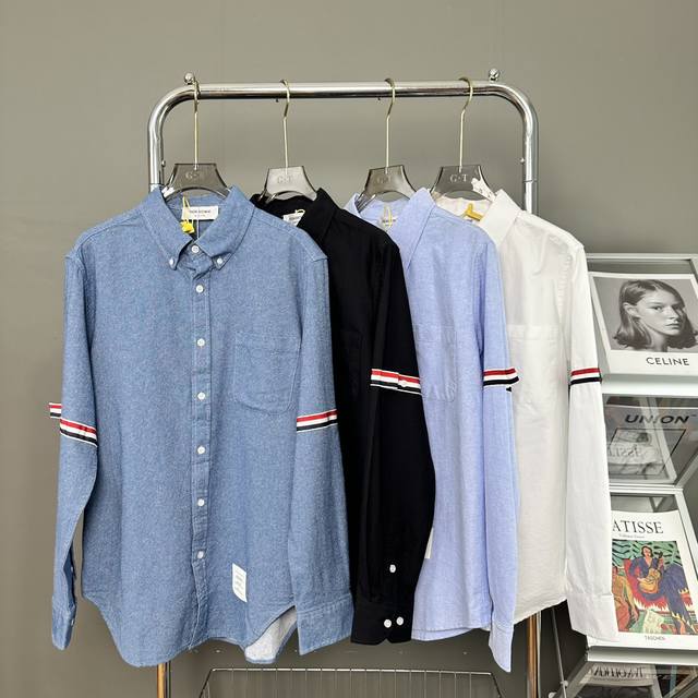 Thom Browne 秋冬男士舒适时尚百搭长袖衬衫 顶级版本经典Tb手臂织带衬衫 衣服选用百分之百进口全棉高密度牛津纺面料，亲肤透气，棉可以分为不同形式的全棉