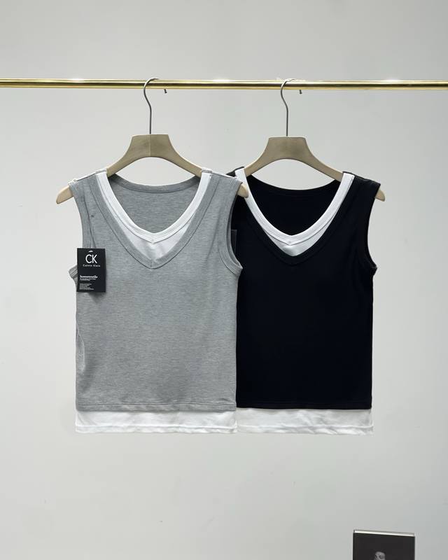 一包两件装，Calvin Klein Ck女士撞色假两件V领吊带背心2025夏新款外穿打底上衣，免穿内衣打底背心！带胸垫一体式固定杯文胸上衣，上身巨显瘦巨好看的