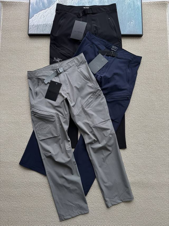 Arc'teryx 始祖鸟户外运动防风直筒软壳裤 城市商务休闲系列，此系列产品将高科技户外功能以及舒适性和持久性能很好的融入到日常装束中。让户外更加生活化！ 一