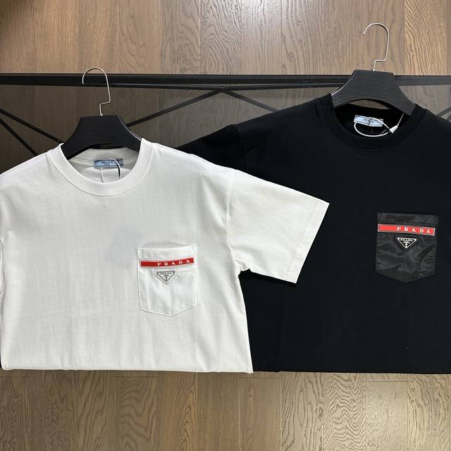 普拉达Prada 2025夏季新款撞色硅胶条三角标Logo短袖T恤 P家最具品牌识别度的环保尼龙布，环保硅胶条，珐琅彩三角铁牌3种元素叠加，整体效果高级感十足