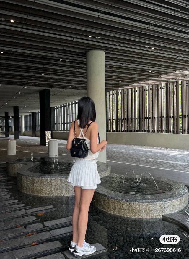 香奈儿 Chanal Duma 双肩包 上新的时候看到实物，就知道他要火了 太洋气了姐妹们！尊嘟很好看！ 可爱又复古少女心完全架不住 不愧是双肩包里的颜值担当