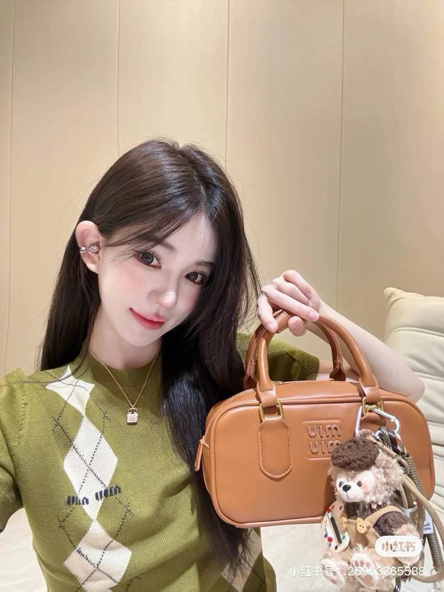 Miumiu 保龄球包 Miu Miu 保龄球包是 Miu Miu 品牌推出的一款热门包款 甜度刚刚好，又奶又千金的感觉 羊皮的手感柔软，质感十足 它的设计非常