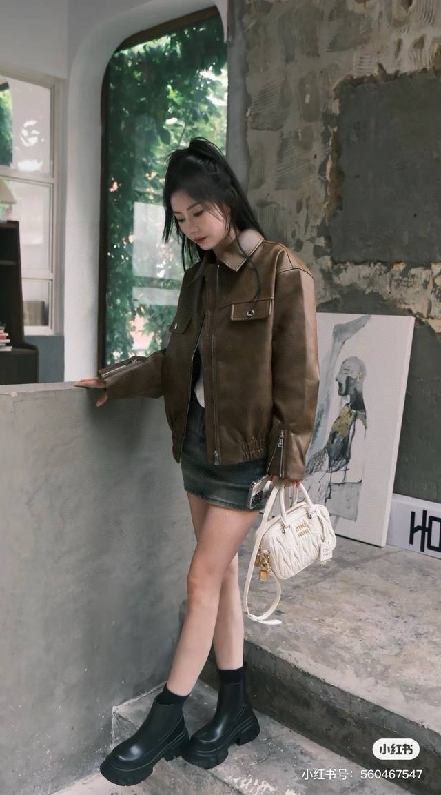 Miumiu 保龄球包 Miu Miu 保龄球包是 Miu Miu 品牌推出的一款热门包款 甜度刚刚好，又奶又千金的感觉 羊皮的手感柔软，质感十足 它的设计非常